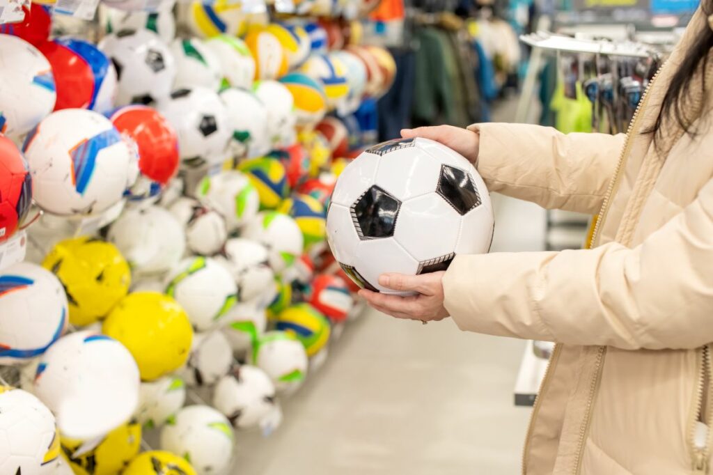 Wybór piłki nożnej – co poleca sklep piłkarski? Zobacz poradnik!