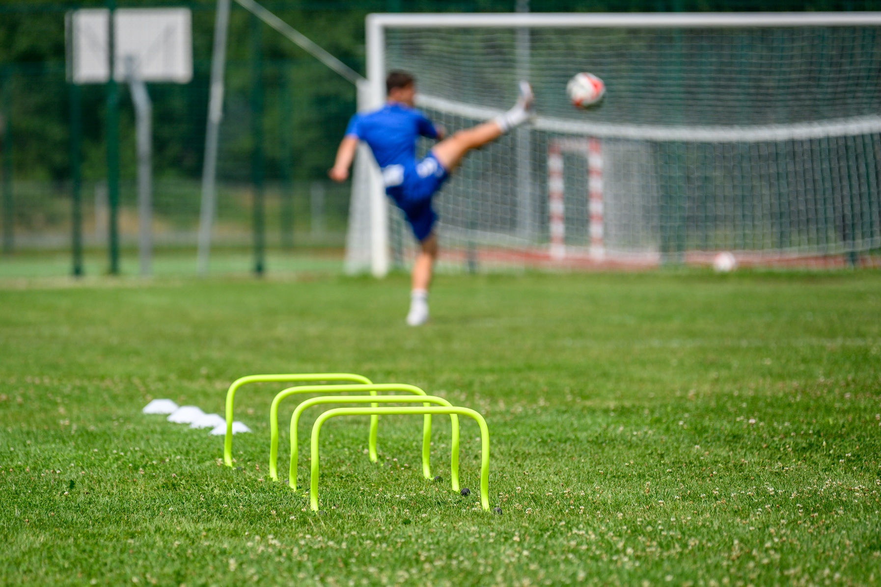 Trening w siłowni jako niezbędna część przygotowań wpływających na zdrowie i lepsze wyniki sportowe.